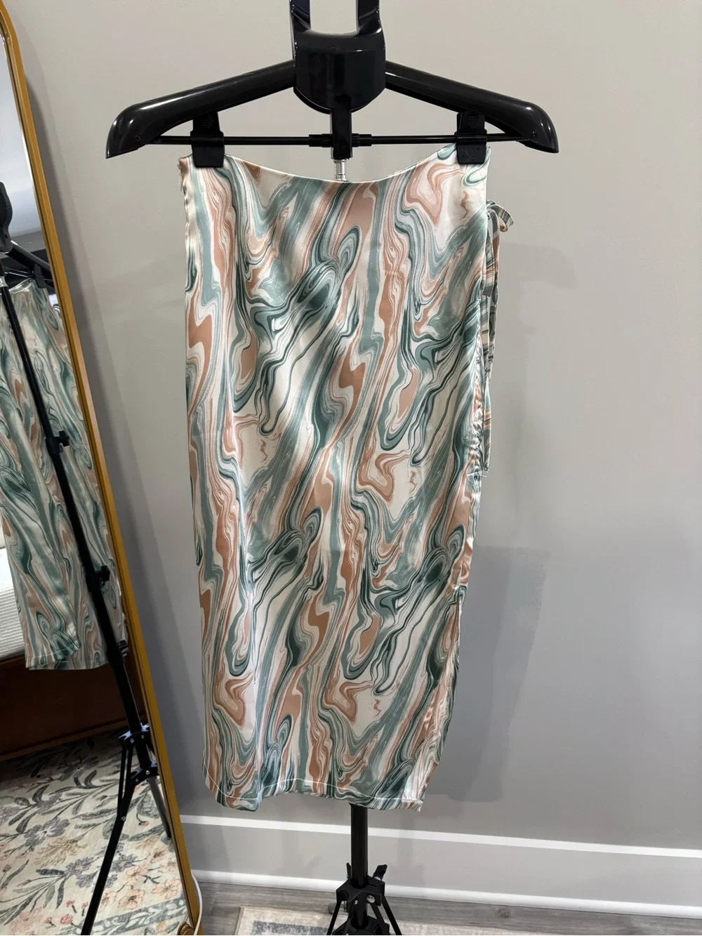 Women’s 4TH & Reckless Jenson Multi Colored Marbled Satin Ruched Midi Skirt